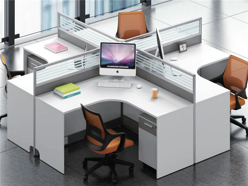 Cellule modulaire en forme de L avec socle de rangement int&eacute;gr&eacute; et support de rangement. Partitions