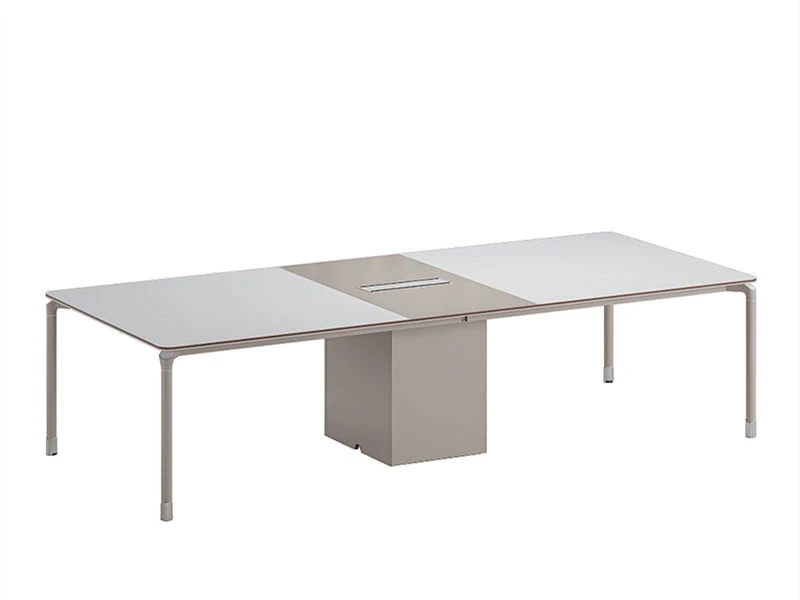 Table de salle de conf&eacute;rence blanche pour les r&eacute;unions et les r&eacute;unions de bureau. S&eacute;minaires