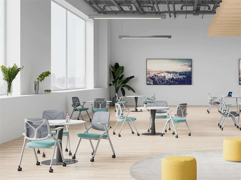 Chaises de salle de conf&eacute;rence blanches avec roulettes | Chaise de bureau