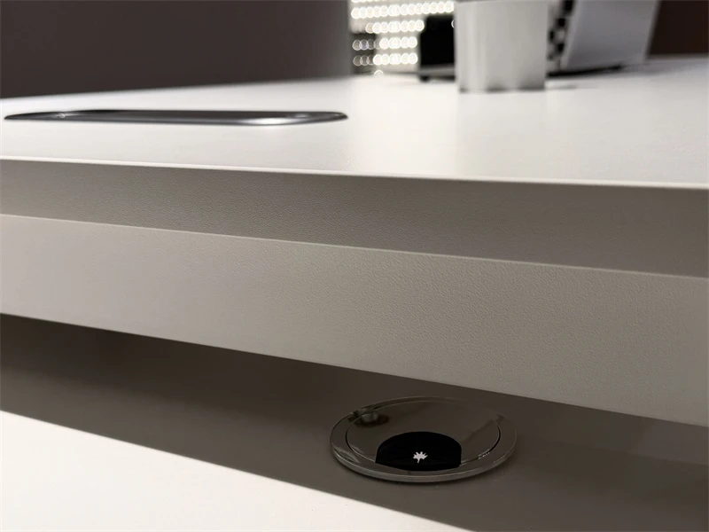 Bureau de direction moderne en forme de L avec rangement blanc
